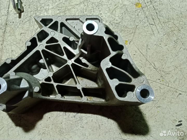 Кронштейн опоры двигателя Volkswagen Passat b6