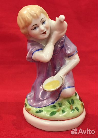 Статуэтка фарфоровая. Девочка с голубем. СССР