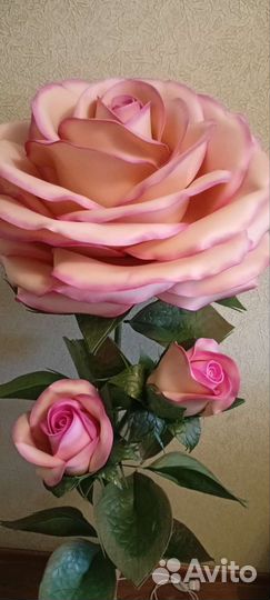 Светильники и цветочные композиции