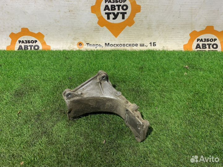 Кронштейн задней подушки Volkswagen Passat B3 9A