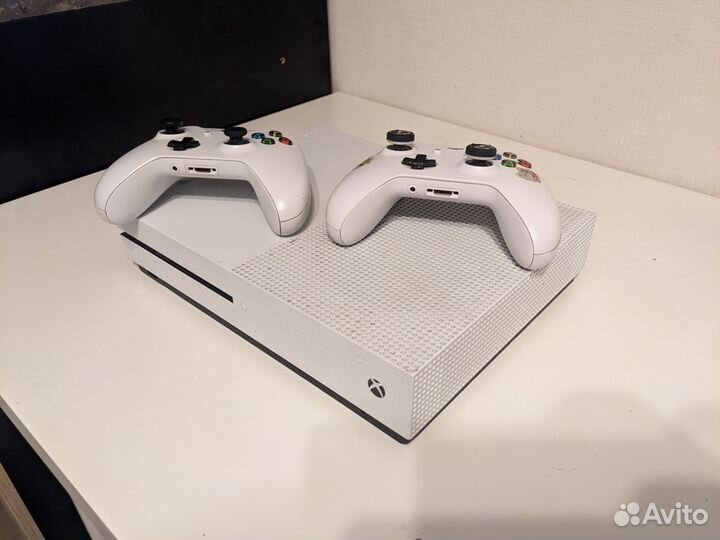 Xbox One S 1TB + два геймпада