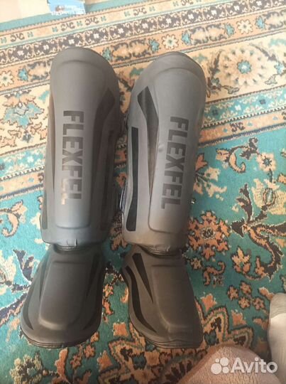 Щитки на ноги. новые