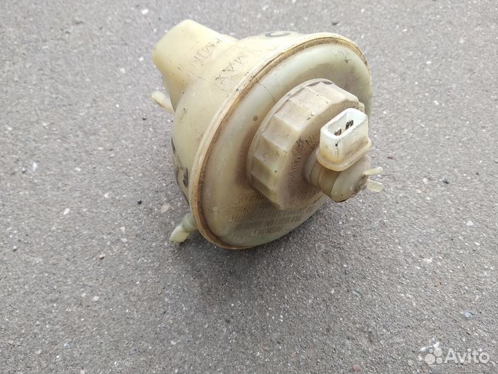 Бачок главного тормозного цилиндра на VW Гольф-3