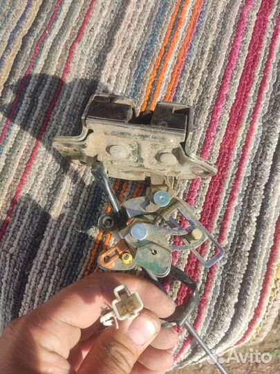 Замок крышки багажника Caldina ST190