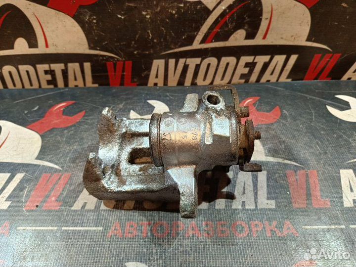 Суппорт тормозной задний правый Volkswagen Passat