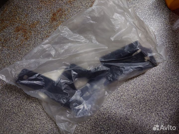 Кронштейн заднего бампера правый Volkswagen Golf V