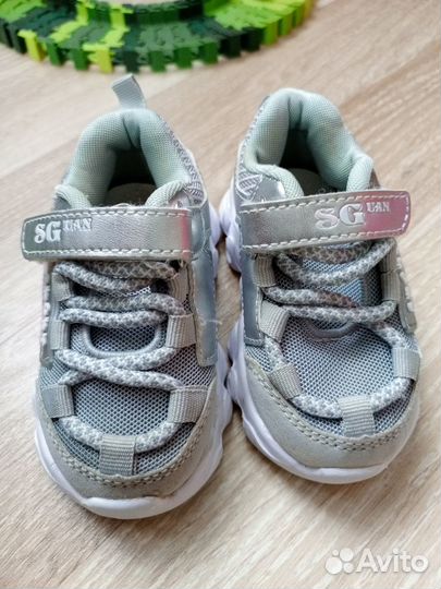 Кроссовки для девочки