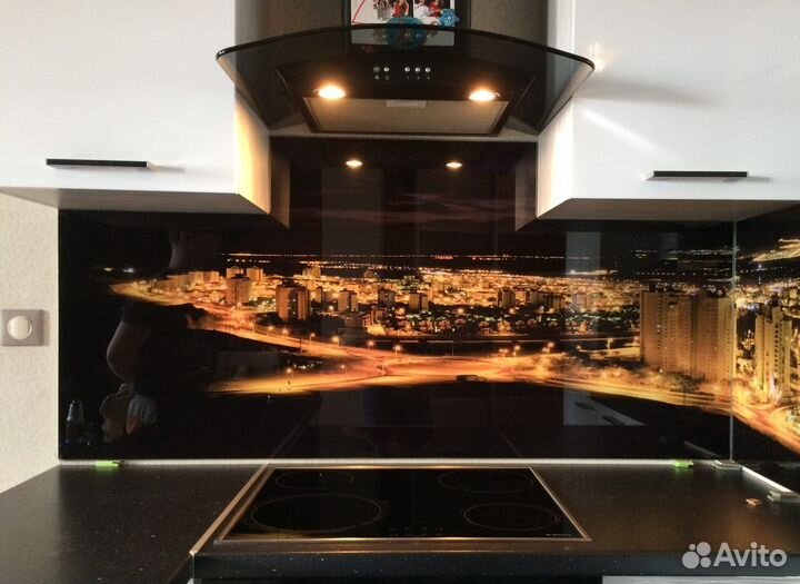 Кухонные фартуки скинали из стекла в Москве