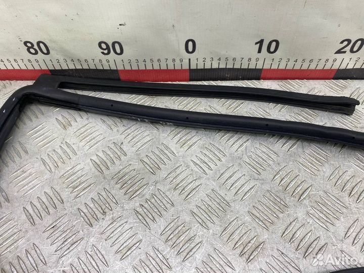 Б/У уплотнительная резинка двери задний левый