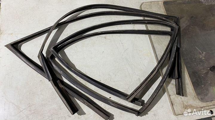 Резиновые направляющие боковых стекол BMW 7 E38