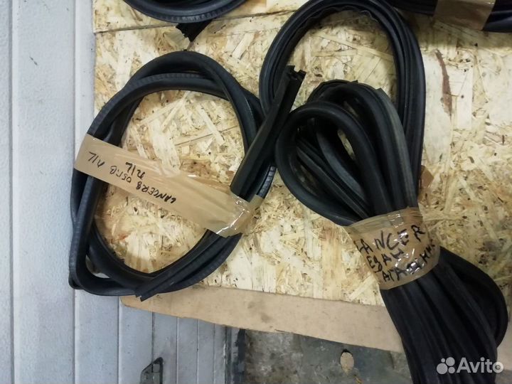 Уплотнитель дверей Mitsubishi Lancer мт 2005 седан