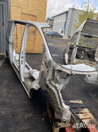 Правый бок Ford Transit Tourneo Custom 12+