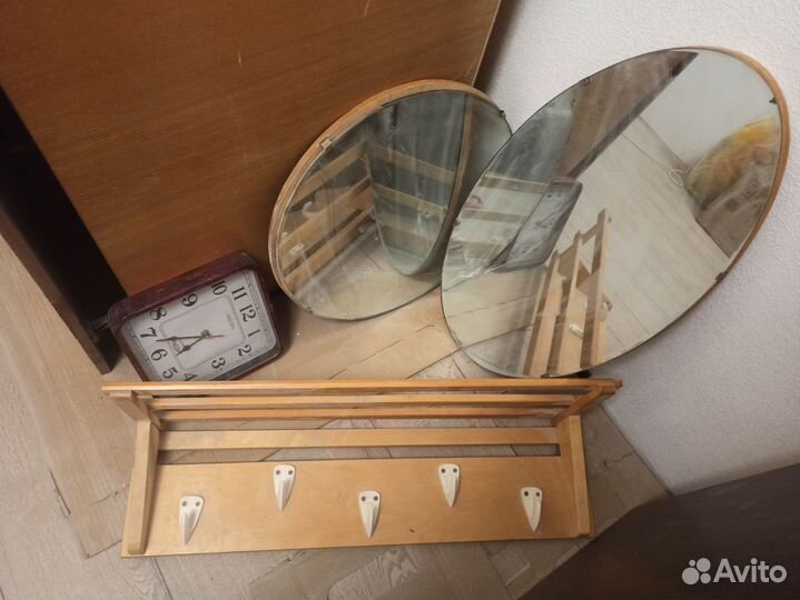 Вешалка, зеркало часы