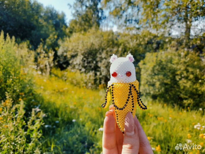 Кот альбинос в банане из чешского бисера