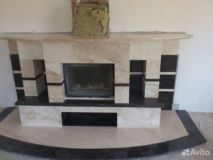 Камин угловой, облицовка, портал из камня