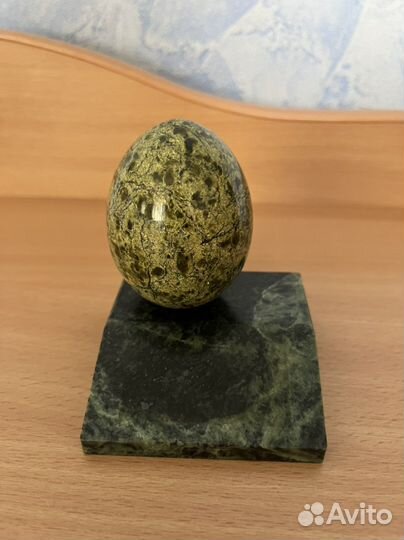 Яйцо змеевик на подставке