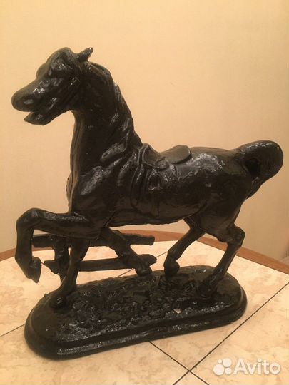 Скульптура конь