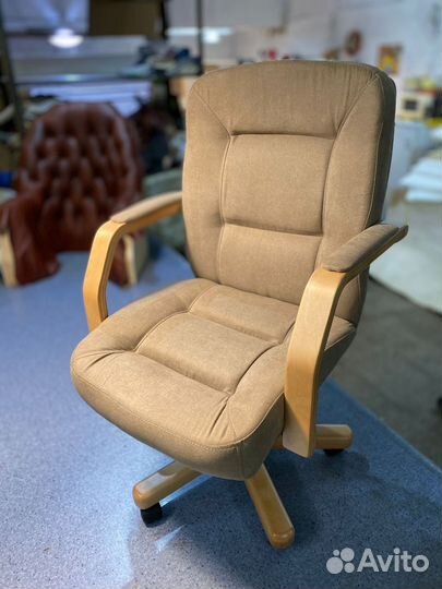 Офисное кресло