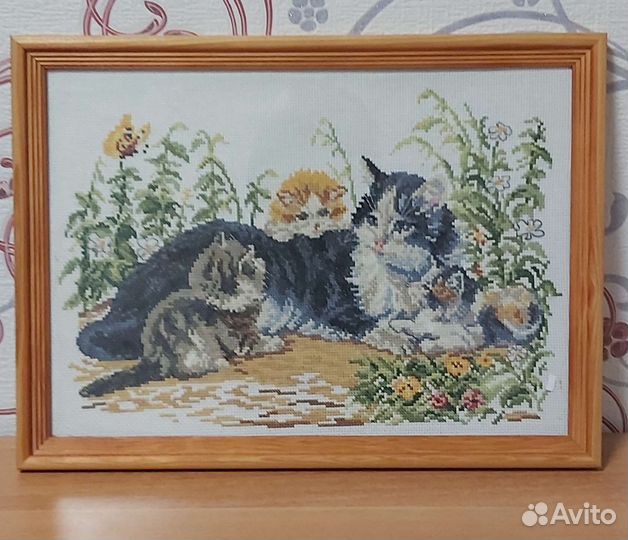 Картина вышивка Кошка с котятами в раме