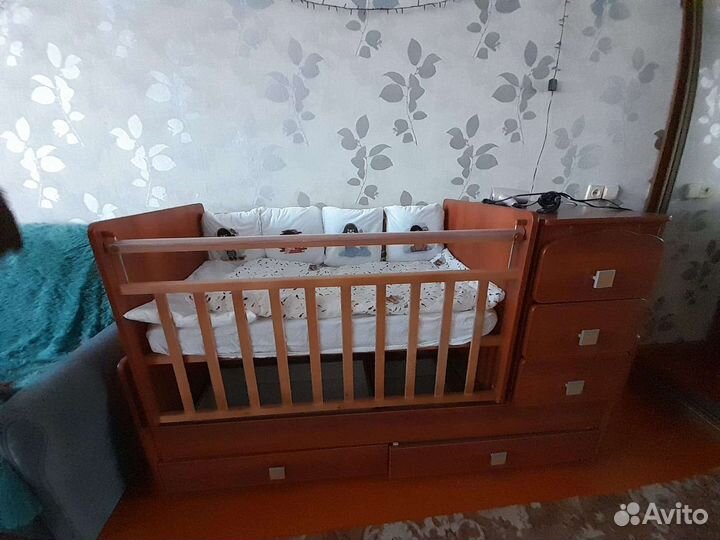 Детская кроватка с маятником