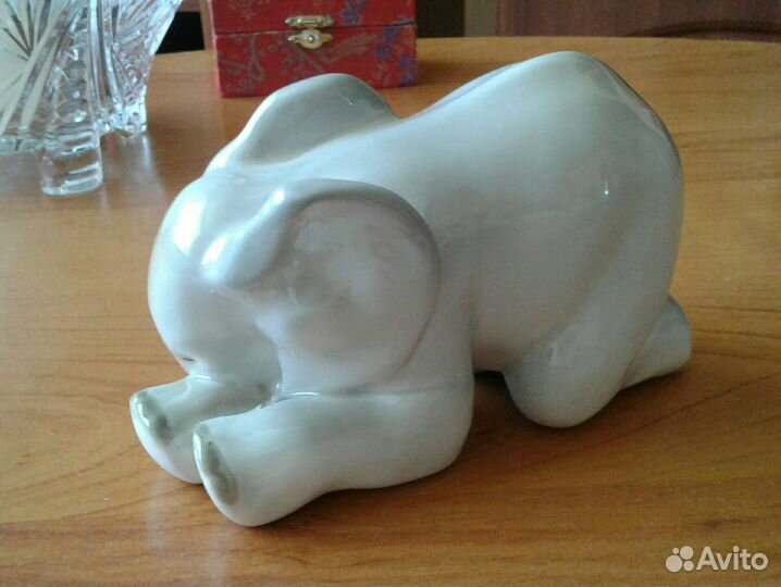 Статуэтка фарфоровая лфз спящий слоник