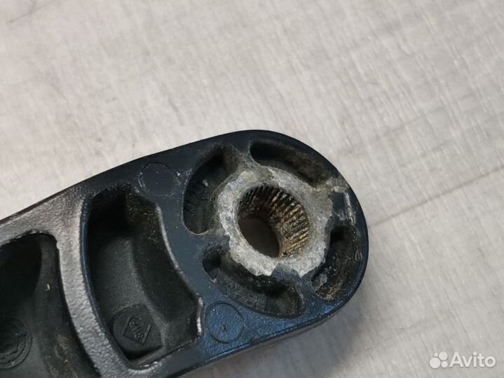 Поводок стеклоочистителя передний левый Skoda