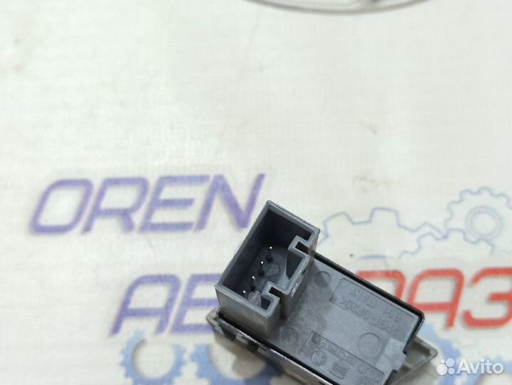 Кнопка стеклоподъемника задняя левая Skoda Octavia