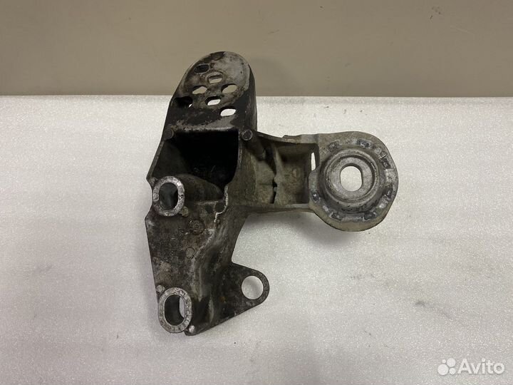 Кронштейн опоры двигателя левый Ауди А4 Б6 8Е