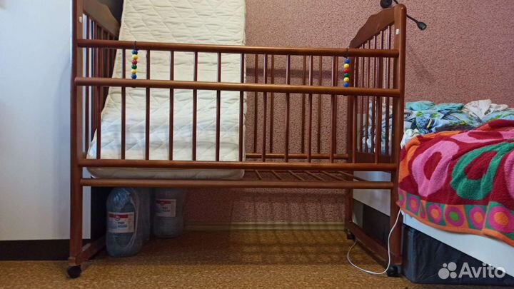 Детская кроватка на колесиках