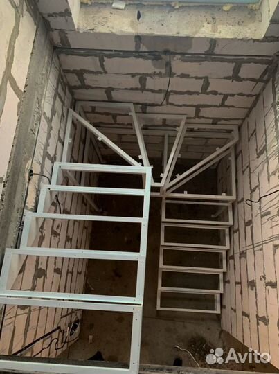 Лестничные перила кованные с монтажем