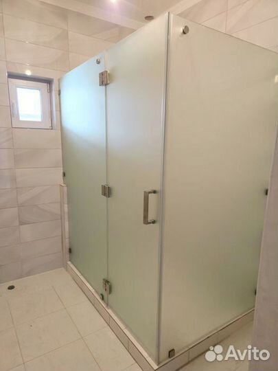 Стеклянная душевая перегородка