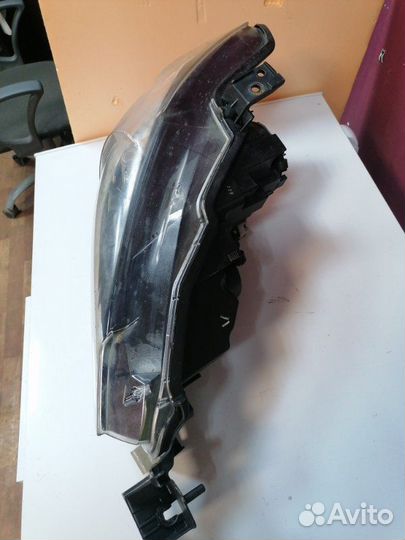 Фара ксеноновая передняя правая Mazda 6 седан 2.2D