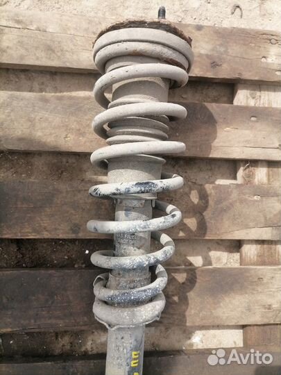 Стойка передняя правая Mazda 6GG 2.0