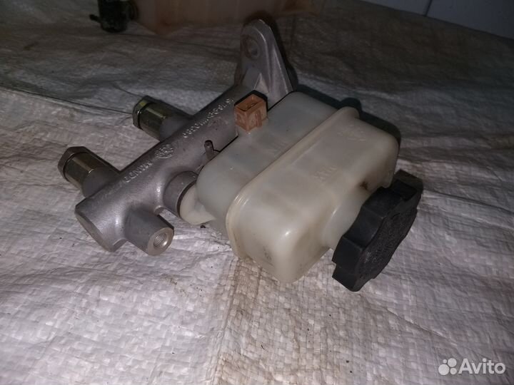 Главный тормозной цилиндр Hyundai Sonata 4 EF