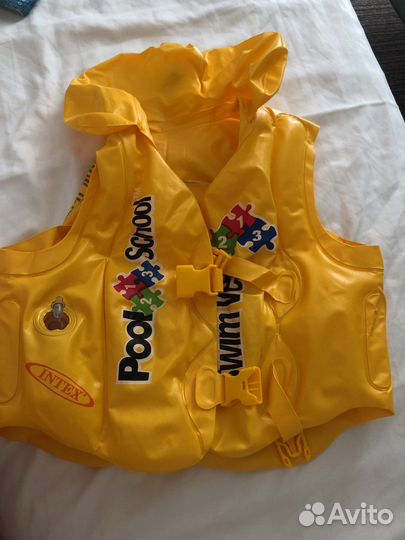 Жилет для плавания новый