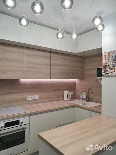 Кухня с антресолями и островом. Кухня на заказ Т72