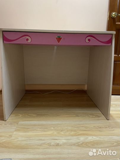 Детский письменный стол