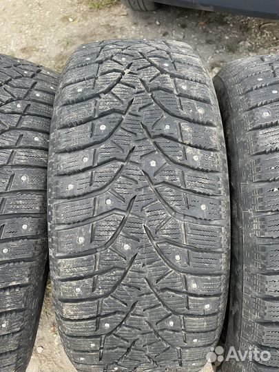 Bridgestone Blizzak Spike-02 215/55 R16