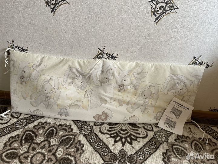 Детская кроватка с маятником