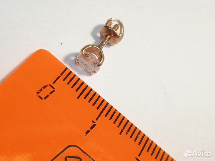 Серьги с камнями золотые