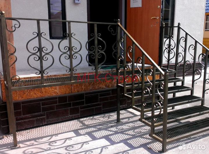 Уличная лестница из металла