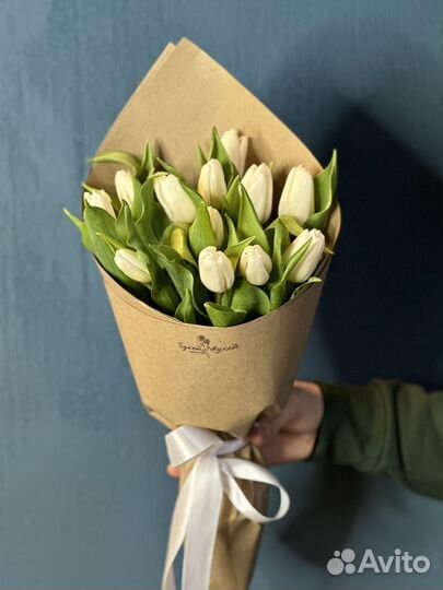 Букет «Капель» белые тюльпаны в крафте 13 шт