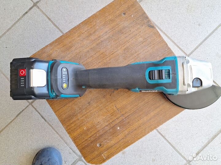 Аккумуляторная болгарка makita безщёточная