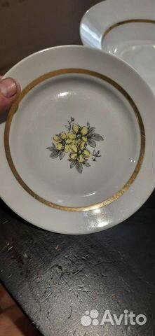 Тарелки белые с золотом