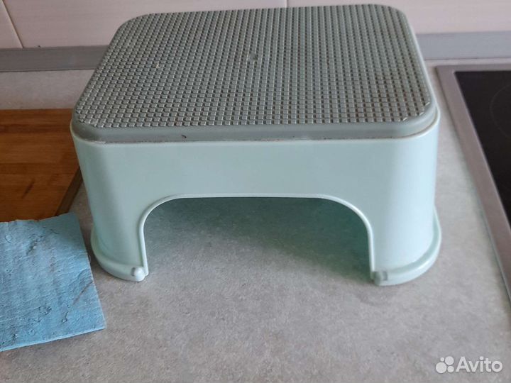 Противень и разные предметы для дома