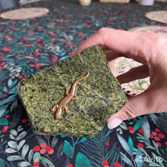 Шкатулка из змеевика