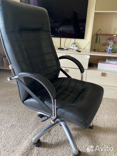 Офисное кожаное кресло