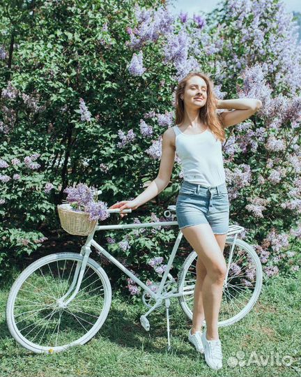 Белый велосипед для фотосессии