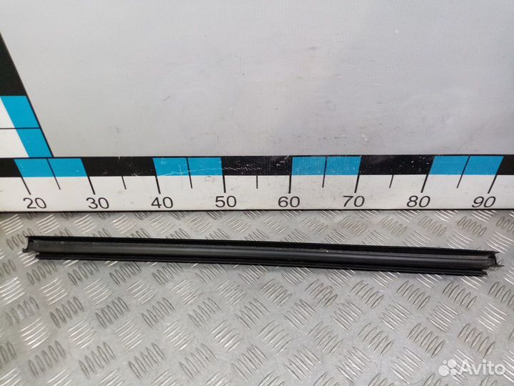 Б/У Накладка стекла заднего правого#001