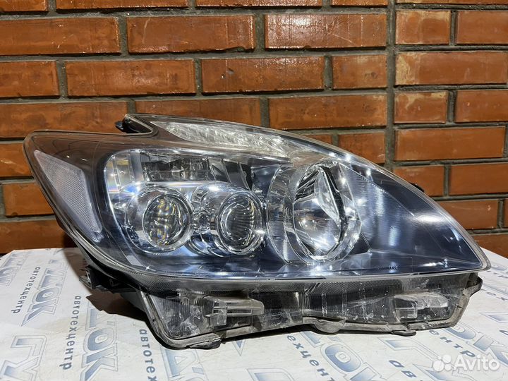 Правая Передняя фара toyota prius 30